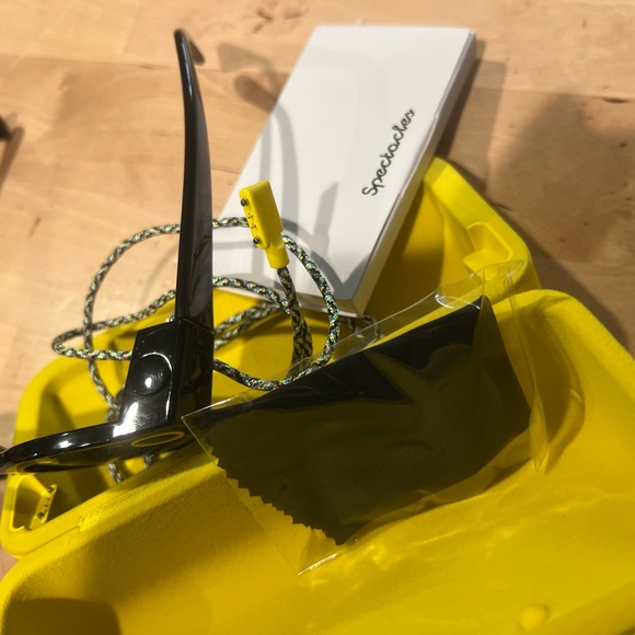 Spectacles Snapchat v1 black camera sunglasses with charging cable, case, wipe - Picture 4 of 6